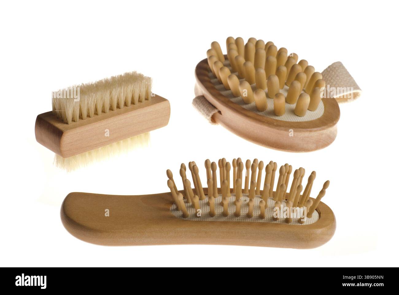 Kit per massaggi termali anti-cellulite da bagno con pettine, spazzola e spazzola isolata su sfondo bianco Foto Stock