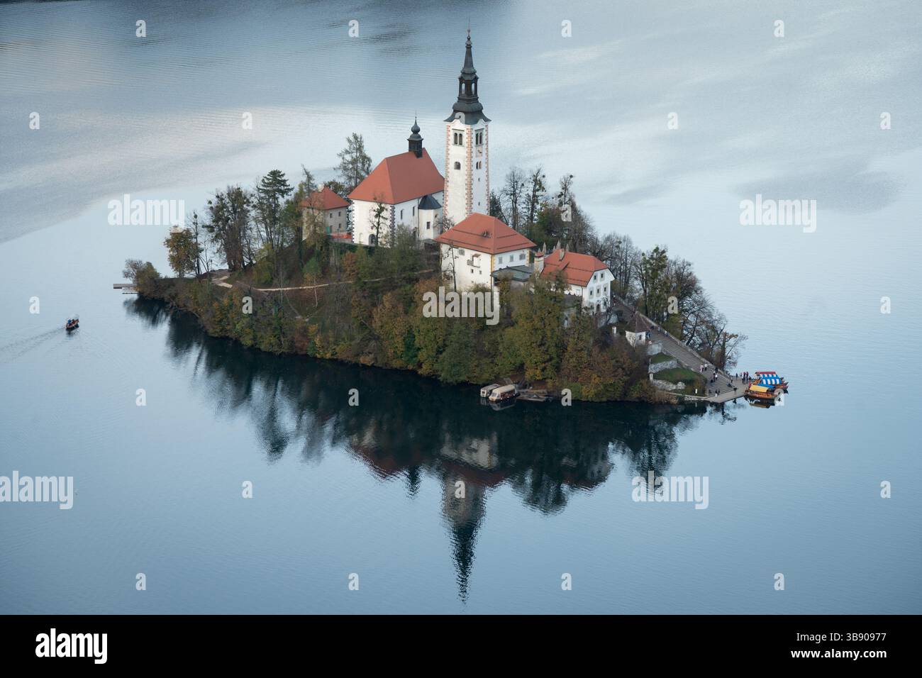 Piccola isola con chiesa e monastero situata nel mezzo di un lago, Bled, Slovenia Foto Stock