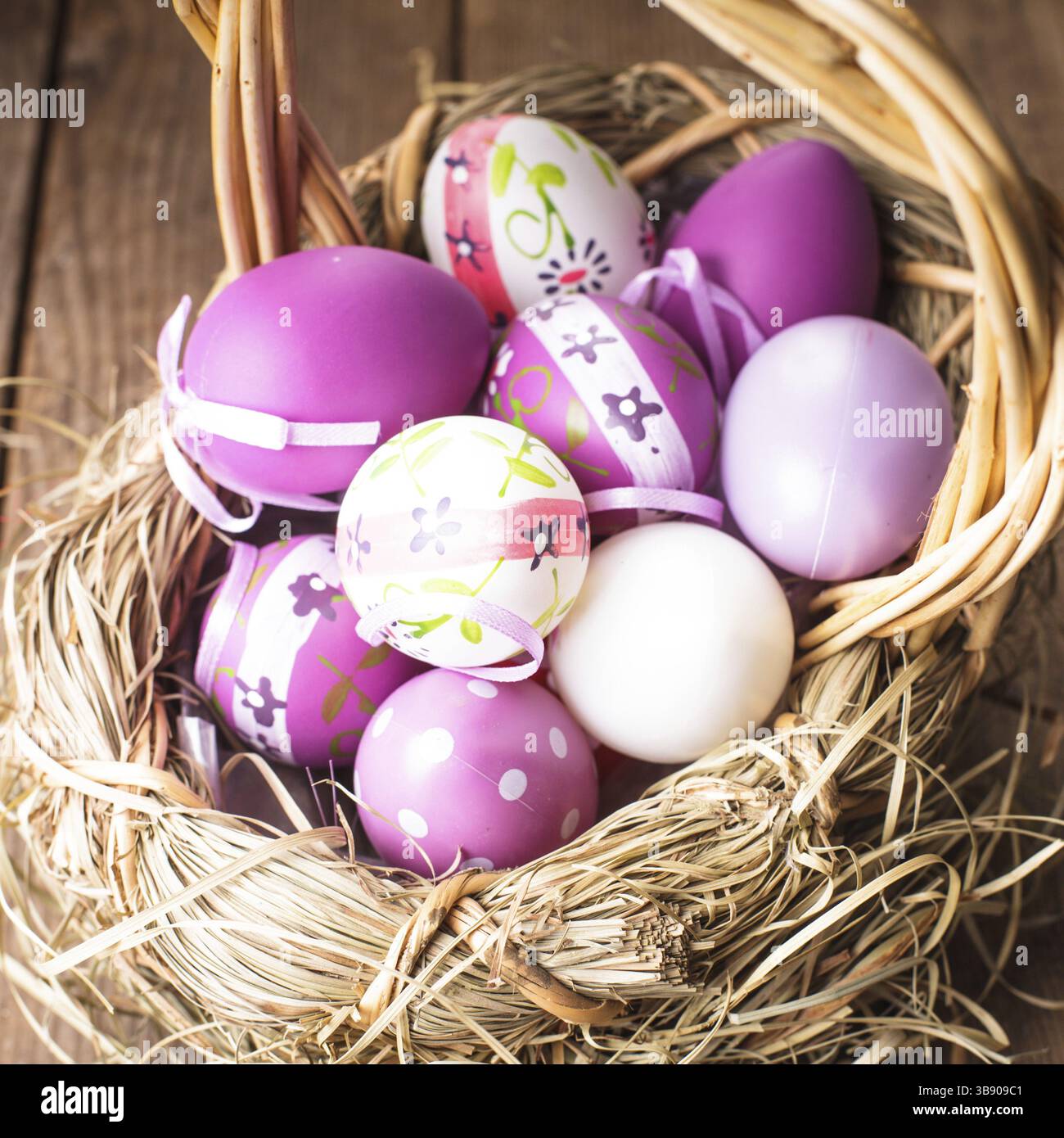 Varie viola le uova nel paniere, decorazioni di Pasqua Foto Stock