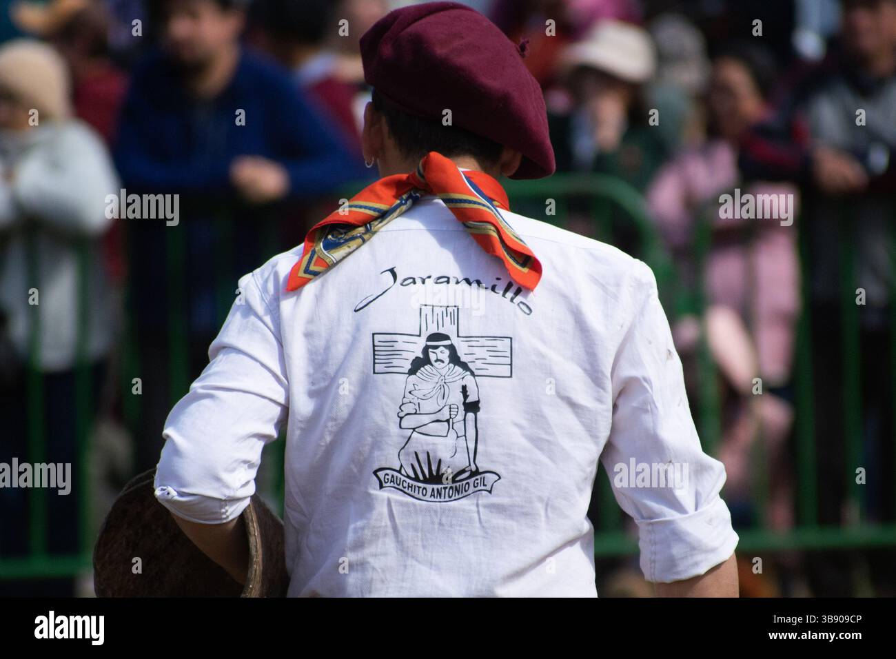 19 febbraio 2023, Villa Amengual, Aysen, Cile: Un uomo indossa una maglietta con l'immagine di Gauchito Gil durante la tradizionale gara di equitazione chiamata Jineteada Gaucha a Villa Amengual, in Patagonia cilena. Il Gauchito Gil è una figura religiosa della cultura argentina. (Immagine di credito: © Matias Basualdo/ZUMA Press Wire) Foto Stock