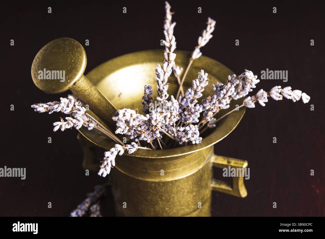 La lavanda a secco il mazzetto in mortaio di rame Foto Stock