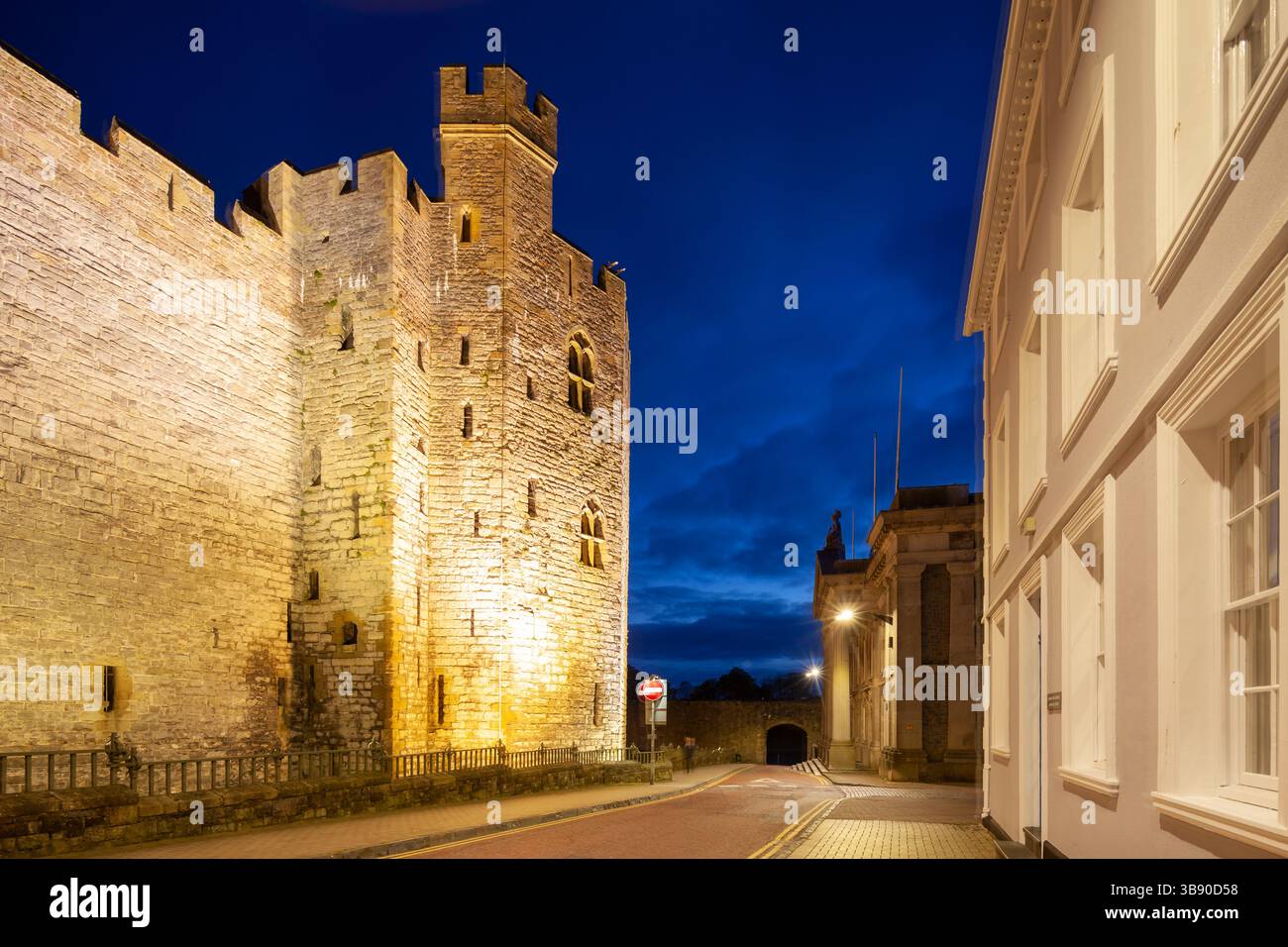 La notte cade al castello di Caernarfon, Gwynedd, Galles del Nord. Foto Stock