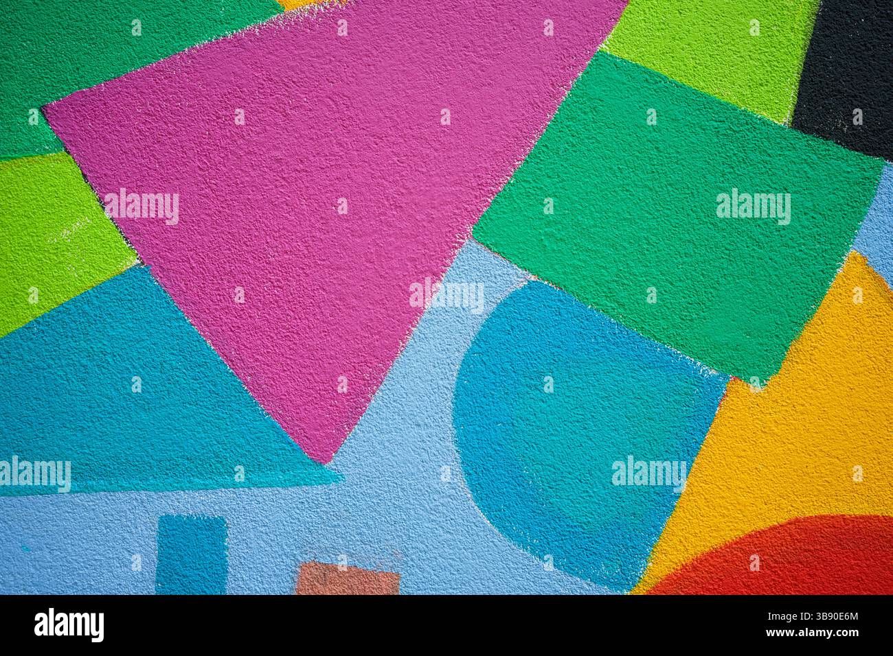 La consistenza di un muro dipinto con varie figure colorate. Foto Stock