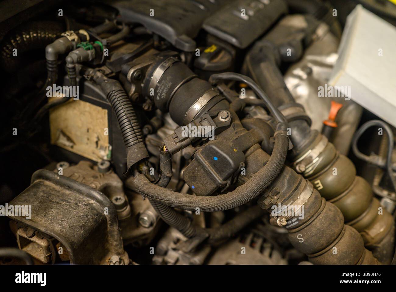 dettaglio del motore di un'auto diesel in un'officina meccanica Foto Stock