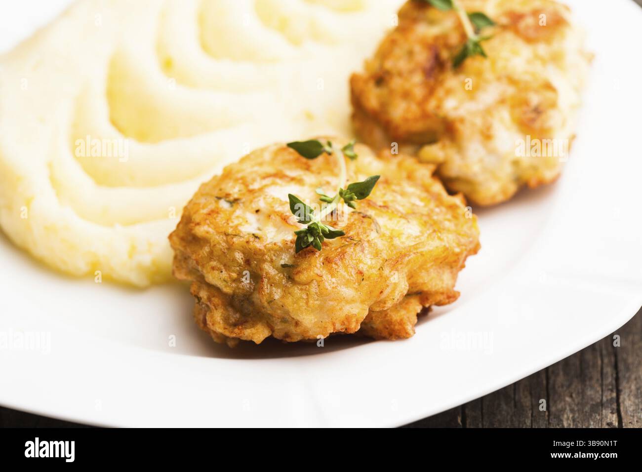 Cotolette di pollo e purè di patate in una piastra da vicino Foto Stock