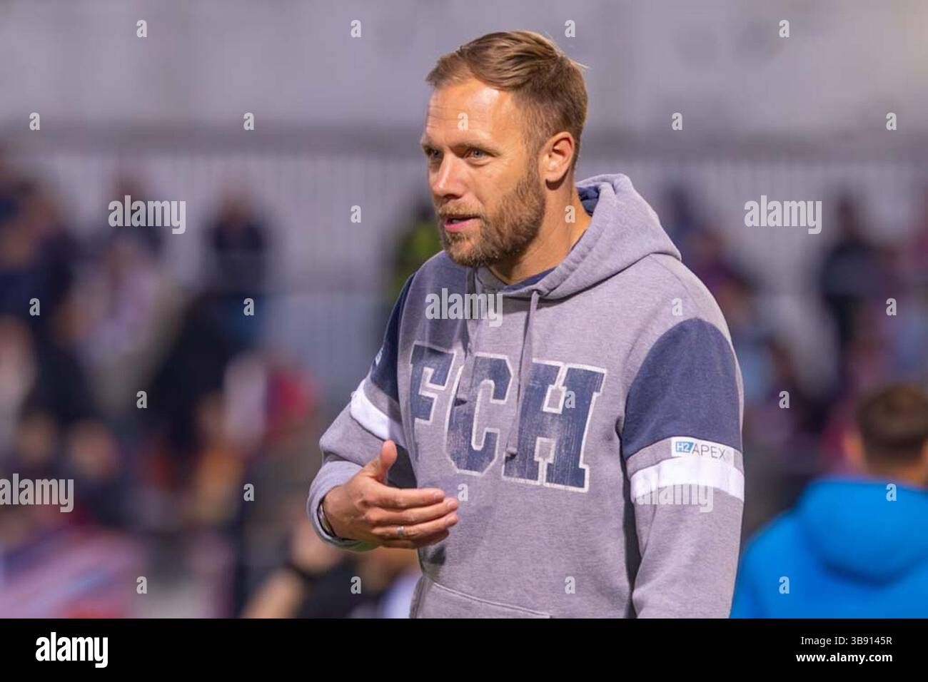 Unterhaching, Deutschland. 7 maggio 2025. Unterhaching, Germania 07. Mai 2025: 3 . Liga - 2024/2025 - SpVgg Unterhaching vs. F.C. Hansa Rostock Im Bild: Formatore Daniel Brinkmann (Hansa) /// le normative DFB vietano qualsiasi uso di fotografie come sequenze di immagini e/o quasi-video /// credito: dpa/Alamy Live News Foto Stock