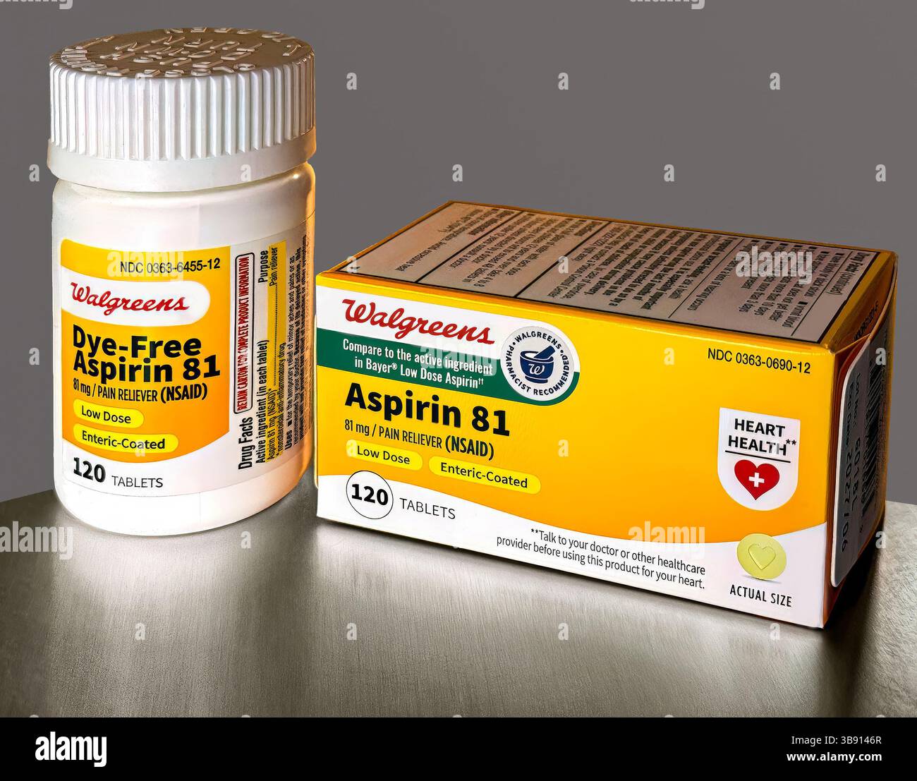 Aspirina a basso dosaggio. Utilizzato come terapia quotidiana in quanto può ridurre il rischio di infarto e ictus. Foto Stock