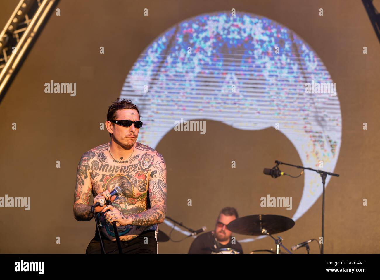 7 luglio 2023, Trencin, Slovacchia: Il cantante Sebastian Murphy della band punk svedese Viagra Boys si esibisce dal vivo sul palco durante il Pohoda Festival 2023 all'Airport Trencin. Il Pohoda Festival è il più grande festival musicale estivo all'aperto in Slovacchia. (Immagine di credito: © Tomas Tkacik/SOPA Images via ZUMA Press Wire) Foto Stock