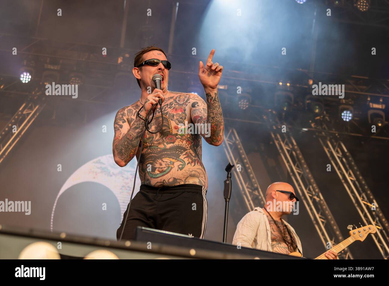 7 luglio 2023, Trencin, Slovacchia: Il cantante Sebastian Murphy della band punk svedese Viagra Boys si esibisce dal vivo sul palco durante il Pohoda Festival 2023 all'Airport Trencin. Il Pohoda Festival è il più grande festival musicale estivo all'aperto in Slovacchia. (Immagine di credito: © Tomas Tkacik/SOPA Images via ZUMA Press Wire) Foto Stock