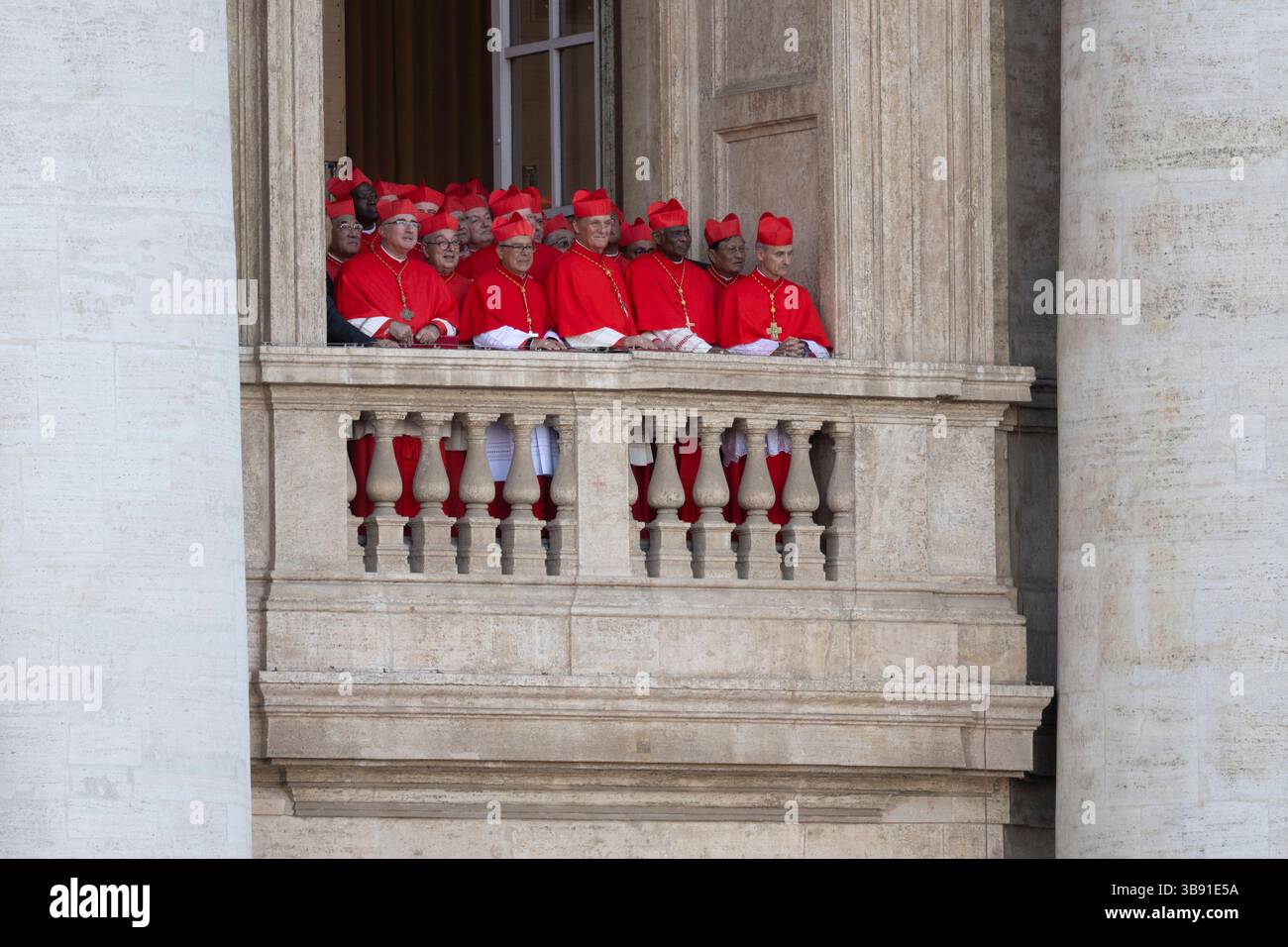 Vatikanstadt, Vaticano. 8 maggio 2025. I cardinali si alzano sul balcone del Vaticano dopo l'elezione del cardinale Prevost come 267° Papa. Crediti: Marijan Murat/dpa/Alamy Live News Foto Stock