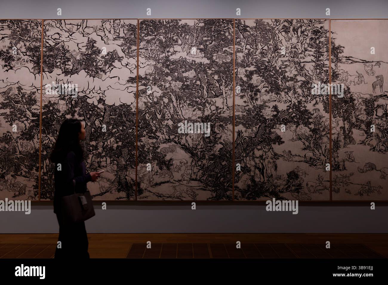 Il visitatore esplora il Black and White Mustard Seed Garden presso il M+ Museum Foto Stock