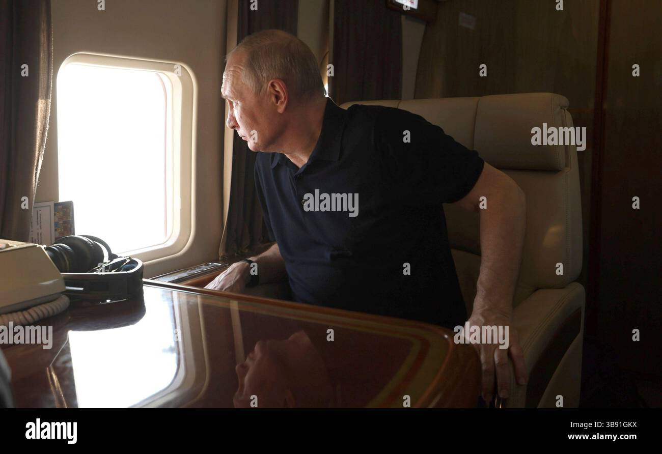 28 giugno 2023, Derbent, Daghestan, Russia: Il presidente russo Vladimir Putin guarda fuori dalla finestra del suo elicottero mentre scendono per visitare il complesso archeologico della cittadella di Naryn-Kala, durante un viaggio di lavoro in Daghestan, il 28 giugno 2023 a Derbent, Repubblica del Daghestan. Il sito patrimonio dell'umanità dell'UNESCO è stato costruito nel vi secolo dal sovrano persiano Cosroe i della dinastia sasanide. (Immagine di credito: © Dmitry Ermolenko/Cremlino Pool/Planet Pix via ZUMA Press Wire) Foto Stock