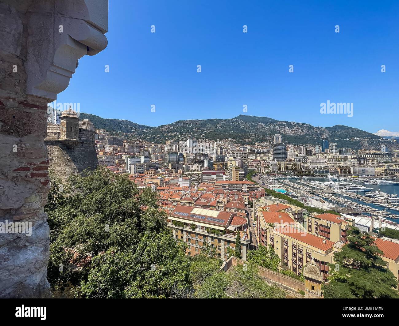 Principato di Monaco, Francia - 9 luglio 2024: Guardando al porto da Place du Palais, Piazza del Palazzo, i bastioni. Molti yacht. Paesaggio urbano Foto Stock