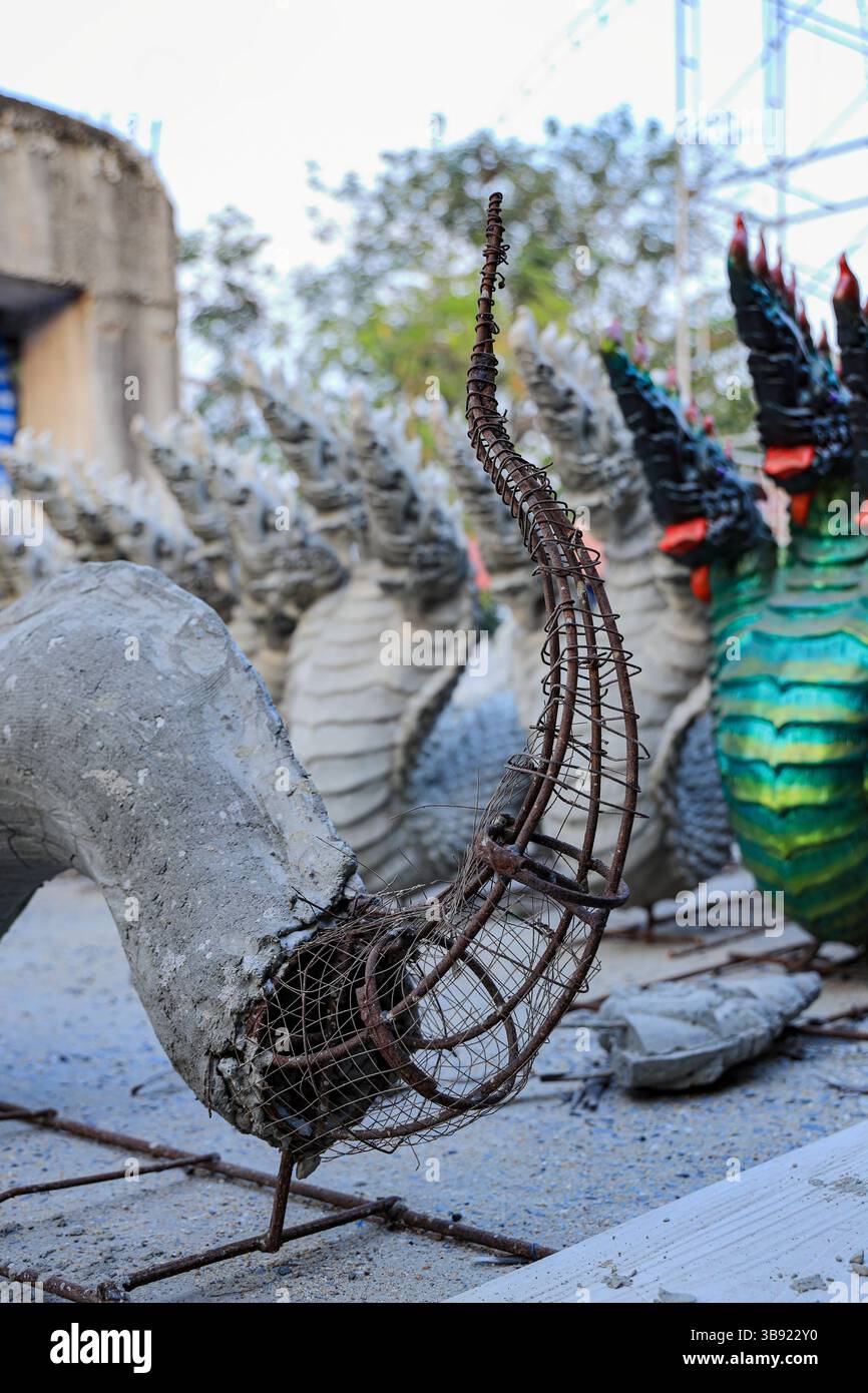 Creazione di una scultura con cemento, realizzazione di scultori, statue realizzate da forme d'arte per la costruzione di decorazioni, attendere la finitura con la vernice. Foto Stock