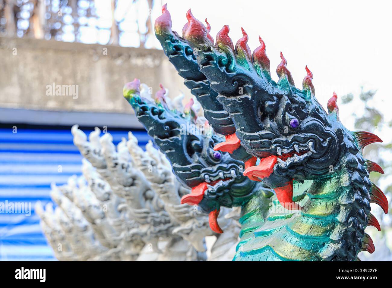 Creazione di una scultura con cemento, realizzazione di scultori, statue realizzate da forme d'arte per la costruzione di decorazioni, attendere la finitura con la vernice. Foto Stock