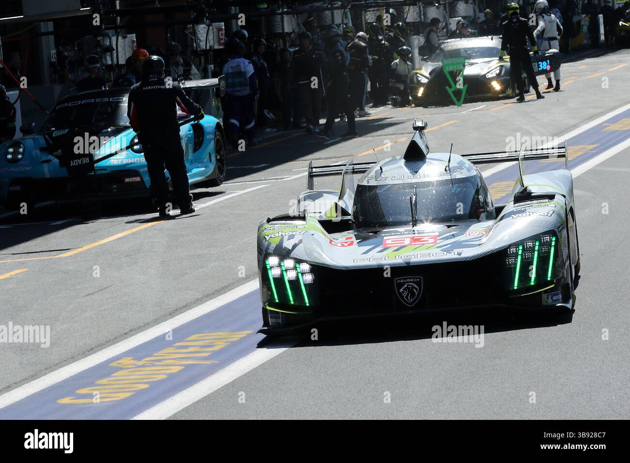 Francorchamps, Belgio. 8 maggio 2025. WEC Total Energies 6 ore Spa-Francorchamps, 07. - 10. Mai 2025 IM Bild: Paul di resta (GBR), Mikkel Jensen (DEN), Jean-Eric Vergne (fra), im Peugeot 9X8 crediti: dpa/Alamy Live News Foto Stock
