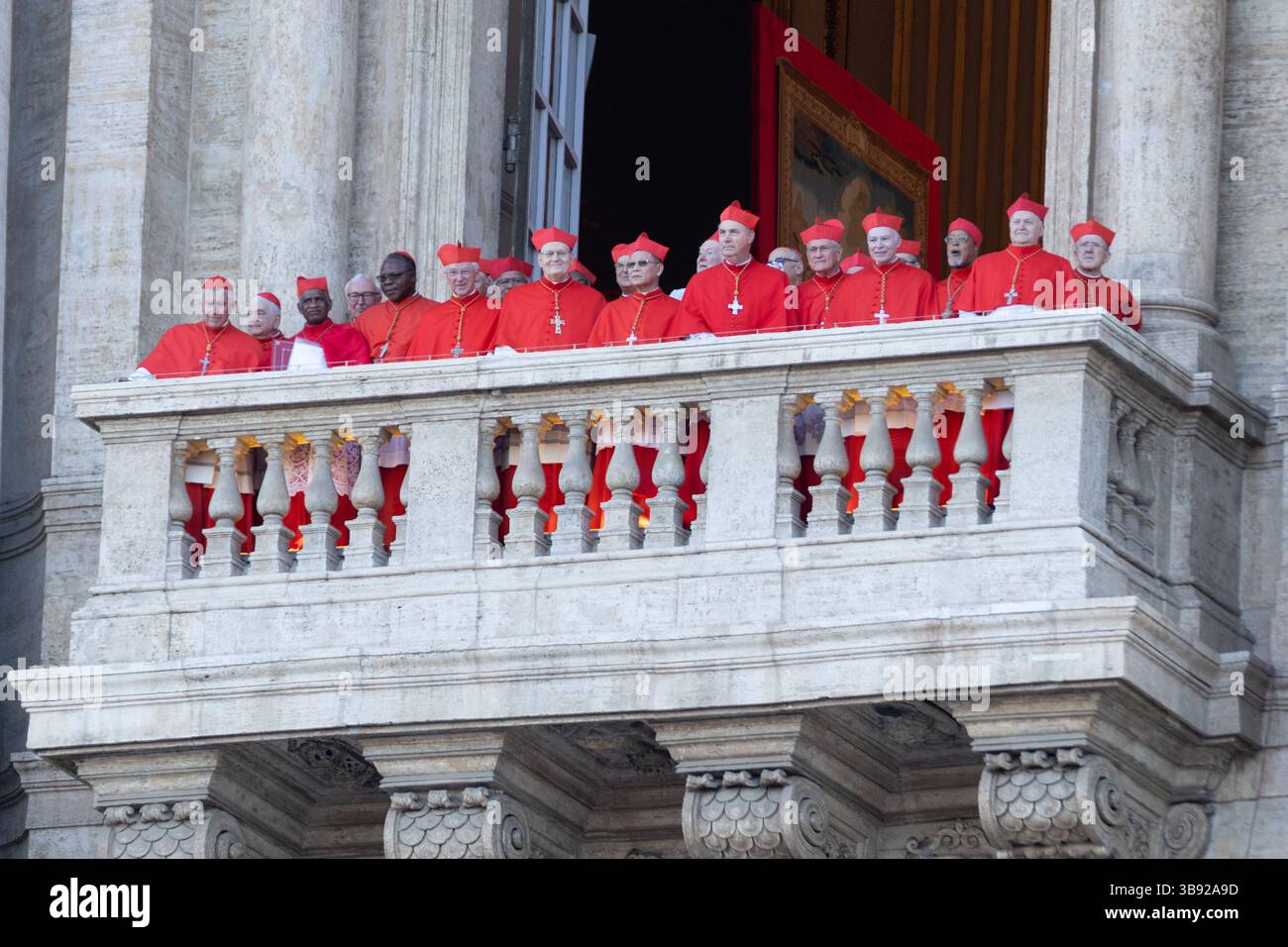 Roma, Italia. 8 maggio 2025. Cardinali durante l'annuncio del nuovo Papa Leone XIV credito: Agenzia fotografica indipendente/Alamy Live News Foto Stock