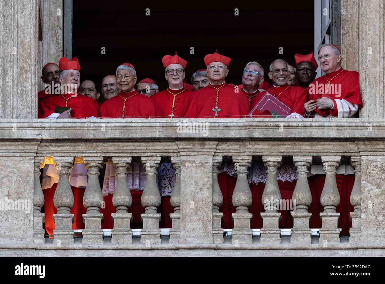 Vatikanstadt, Vaticano. 8 maggio 2025. I cardinali si alzano sul balcone del Vaticano dopo l'elezione del cardinale Prevost come 267° Papa. Crediti: Oliver Weiken/dpa/Alamy Live News Foto Stock