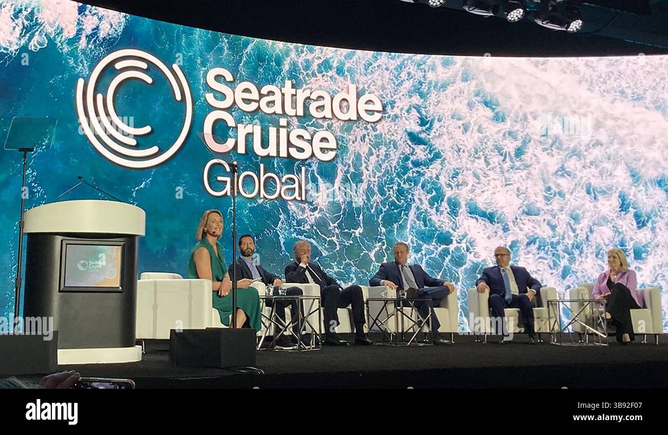 28 marzo 2023: I leader delle compagnie di crociera hanno preso parte alla sessione State of the Global Cruise Industry durante la conferenza Seatrade Cruise Global martedì 28 marzo 2023, tenutasi presso il Broward County Convention Center di Fort Lauderdale, Florida. Da sinistra ci sono la moderatrice e la presentatrice di BBC World News Lucy Hockings, Carnival Corp. Presidente, CEO e Chief Climate Officer Josh Weinstein, Presidente e CEO di Royal Caribbean Group Jason Liberty, Executive Chairman di MSC Group Pierfrancesco vago, Norwegian Cruise Line Holdings Ltd Presidente e CEO Frank del Rio e Cruise Lines Internationa Foto Stock