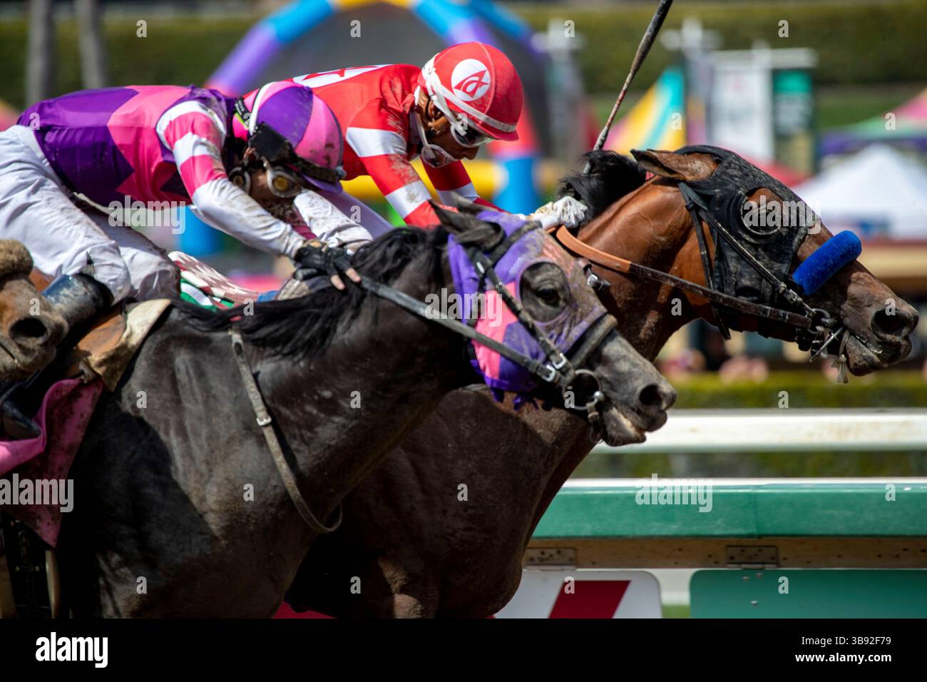 8 aprile 2023, Arcadia, CA, Stati Uniti: Arcadia, CA: mossa pratica (5) guidata da Ramon Vazquez vince il Runhappy Santa Anita Derby (Grade 1) l'8 aprile 2023 al Santa Anita Park di Arcadia, CA. Casey Phillips/Eclipse Sportswire/CSM (Credit Image: © Casey Phillips/CSM via ZUMA Press Wire) Foto Stock