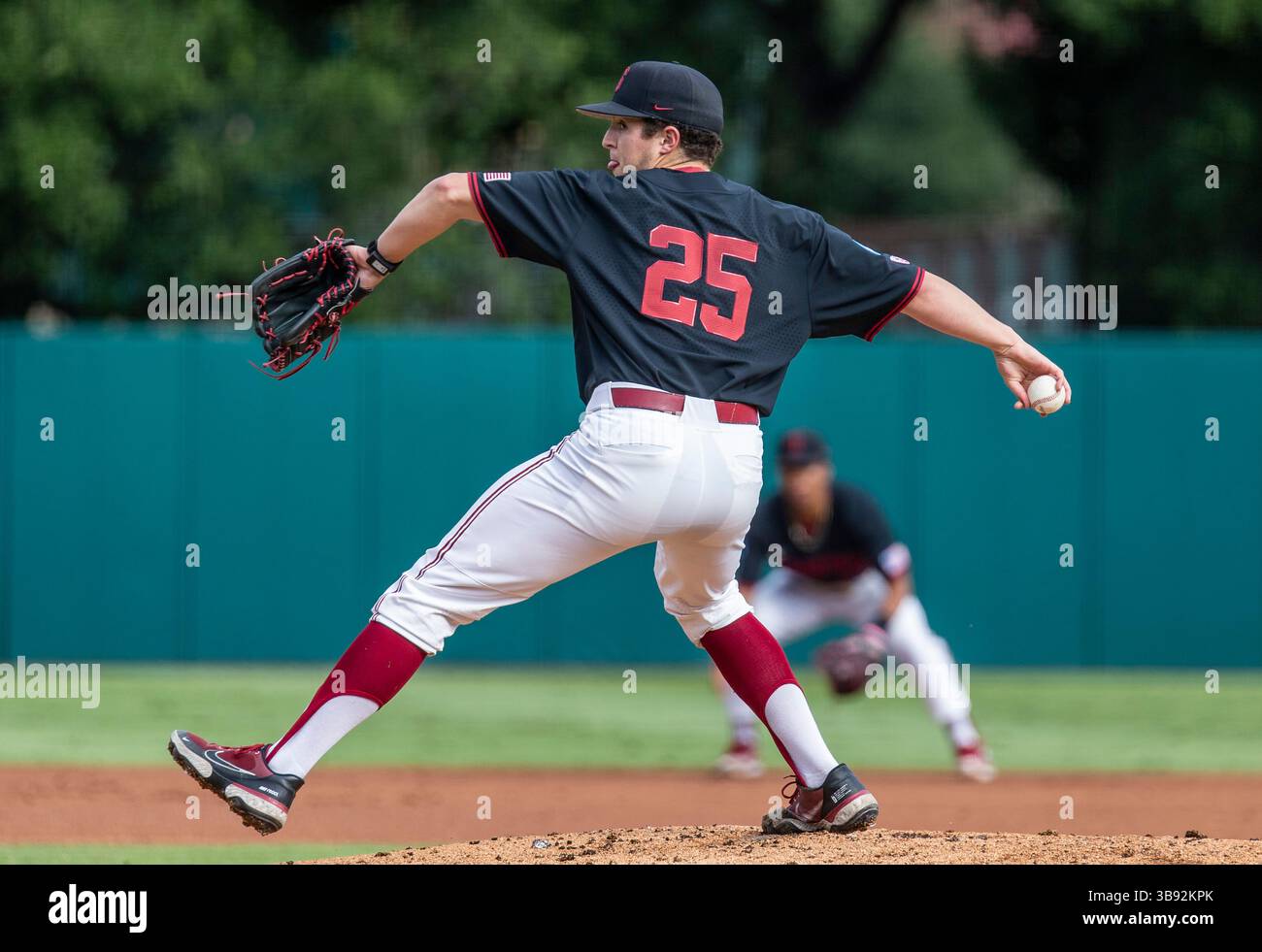 12 giugno 2023 Palo alto CA U.S.A. Stanford lanciatore Nick Dugan (25) sul tumulo durante la partita NCAA Super Regional Baseball tra Texas Longhorns e Stanford Cardinal al Klein Field / Sunken Diamond a Palo alto California. Thurman James / CSM (immagine di credito: © Thurman James/CSM via ZUMA Press Wire) Foto Stock