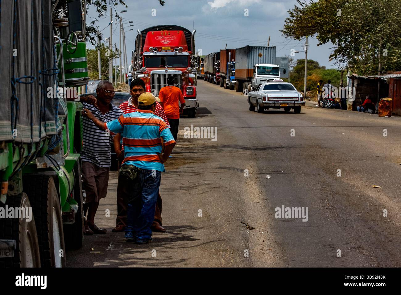 Paraguachon, Venezuela 03-03-2008.Commercial camion tra Venezuela e Colombia aspettano di attraversare il confine fino al territorio venezuelano. Foto di: Jose Bula Foto Stock