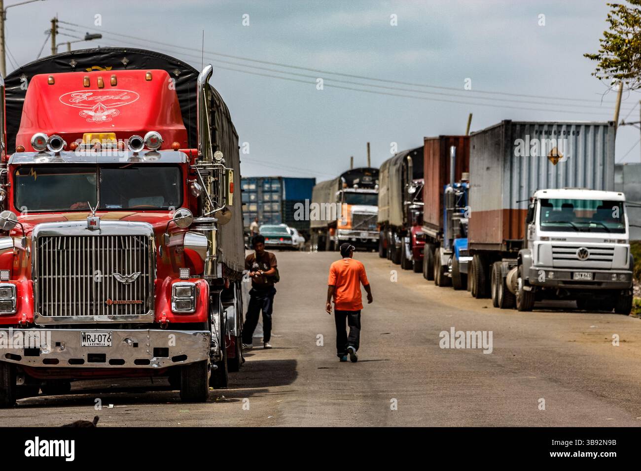 Paraguachon, Venezuela 03-03-2008.Commercial camion tra Venezuela e Colombia aspettano di attraversare il confine fino al territorio venezuelano. Foto di: Jose Bula Foto Stock