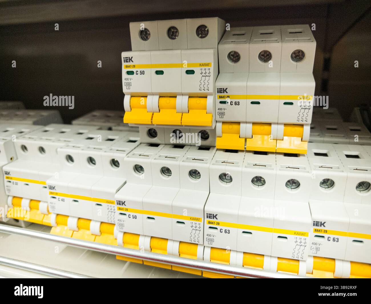 Bobruisk, Bielorussia - 26 aprile 2025: File di interruttori di circuito elettrici in un negozio di ferramenta mostrano varie classificazioni e specifiche. Foto Stock