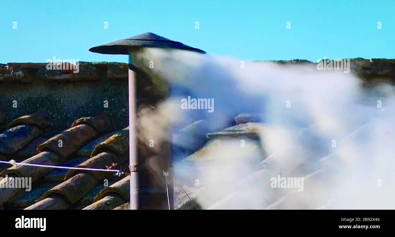 Foto aus Life Übertragung RTL oder ZDF Papstwahl am 08.05.2025 aus Rom- *** foto da Life trasmesso RTL o ZDF elezioni papali l'08 05 2025 da Roma Foto Stock