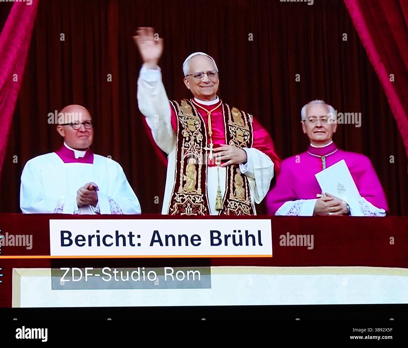 Foto aus Life Übertragung RTL oder ZDF Papstwahl am 08.05.2025 aus Rom- *** foto da Life trasmesso RTL o ZDF elezioni papali l'08 05 2025 da Roma Foto Stock