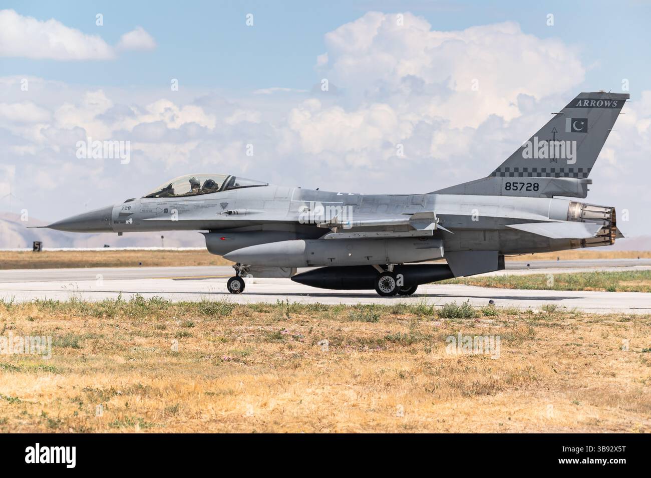 Un aereo da caccia General Dynamics F-16 Fighting Falcon della Pakistan Air Force. Foto Stock