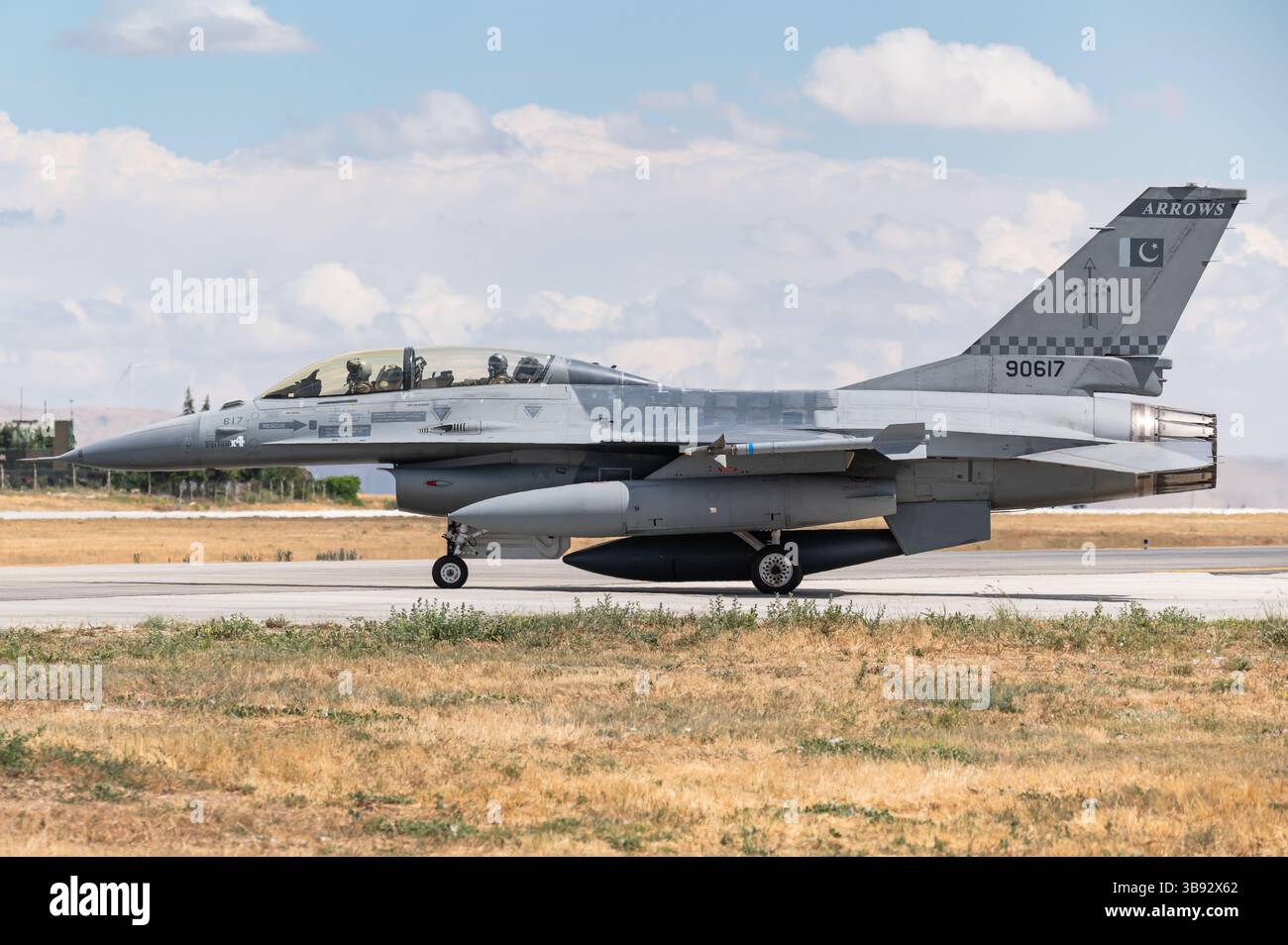 Un aereo da caccia General Dynamics F-16 Fighting Falcon della Pakistan Air Force. Foto Stock