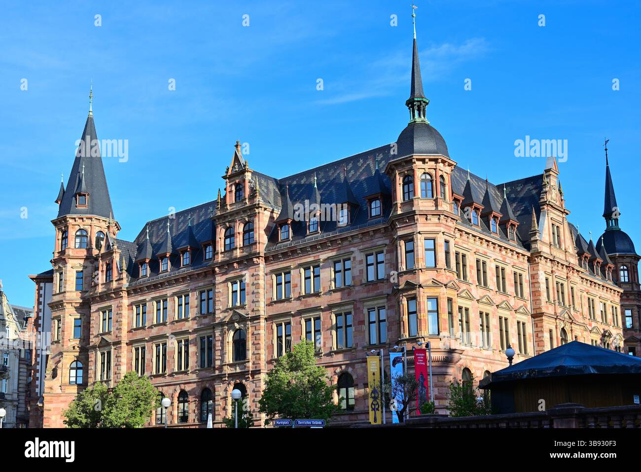 Parlamento di Stato dell'Assia e Municipio sulla piazza del mercato a Wiesbaden, Germania Foto Stock