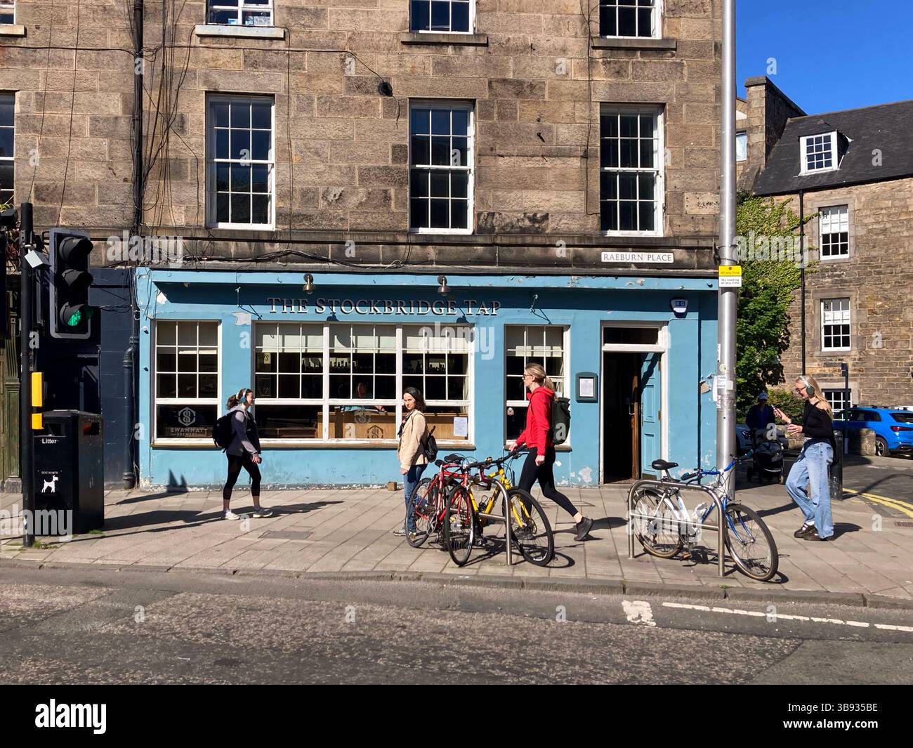 The Stockbridge Tap con la sua vecchia facciata modificata nel 2026, Raeburn Place, Edimburgo, Scozia - Immagine stock catturata con smartphone