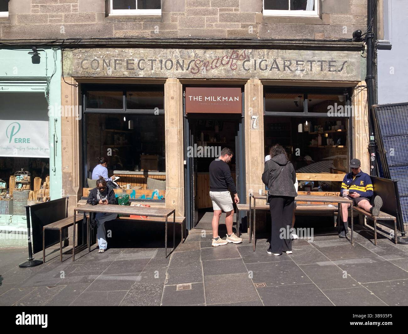 The Milkman, una caffetteria indipendente specializzata, Cockburn Street, Edimburgo, Scozia - Immagine stock catturata con smartphone