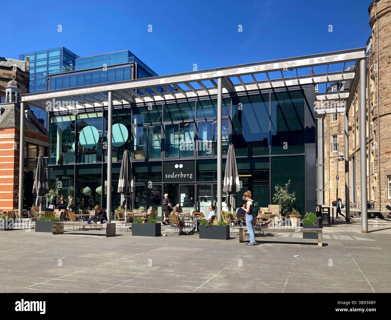 Soderberg Cafe con tavoli all'aperto presso il Lister Square Quartermile Development, Edimburgo, Scozia - Immagine stock catturata con smartphone