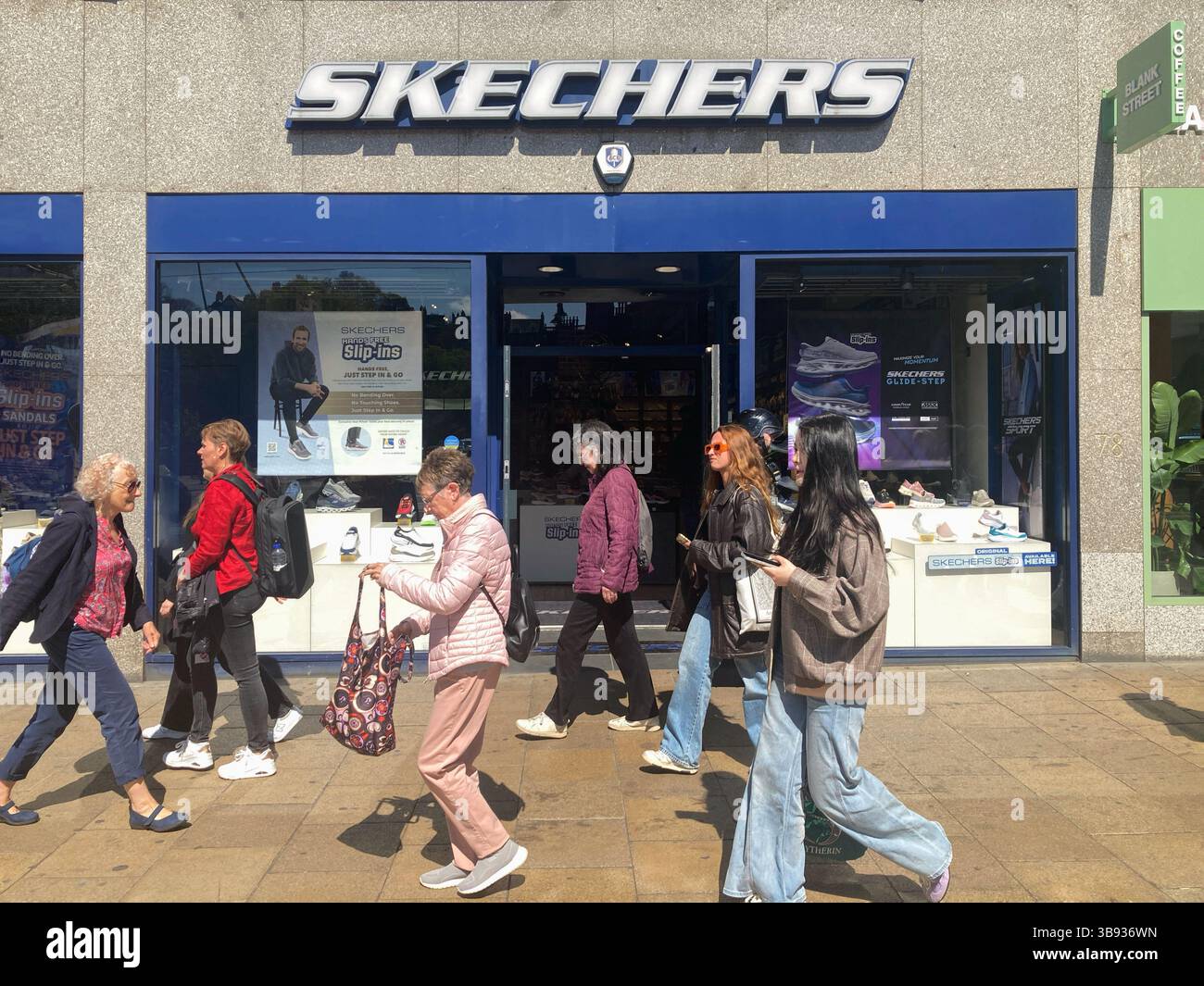 Negozio di calzature Skechers, Princes Street, Edimburgo, Scozia - Immagine stock catturata con smartphone