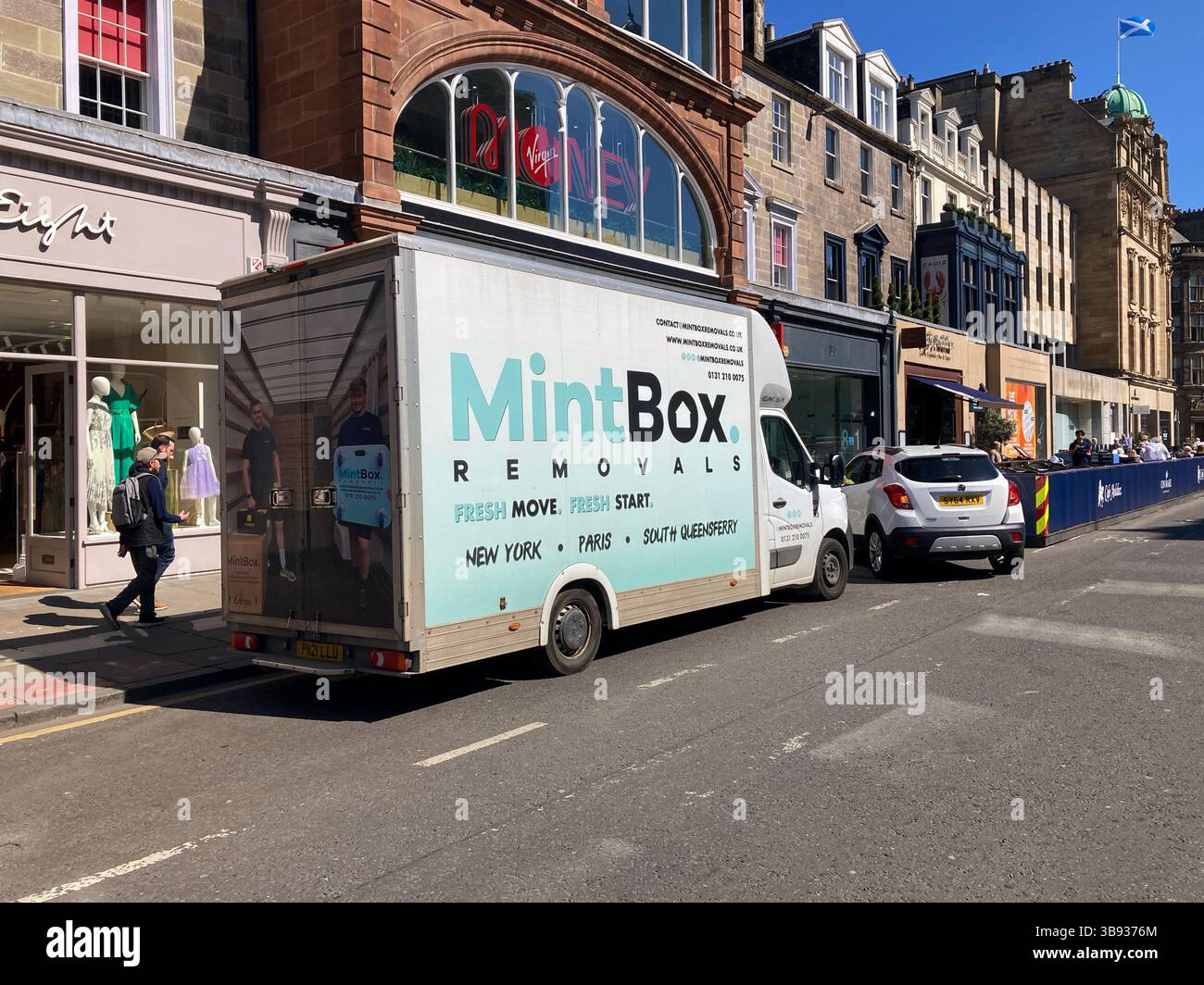 MintBox Removals, furgone con logo parcheggiato a George Street, Edimburgo, Scozia - Immagine stock catturata con smartphone