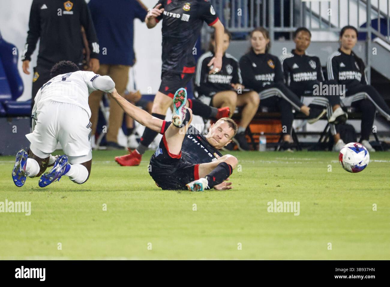 23 luglio 2023, Los Angeles, California, Stati Uniti: L'attaccante della Wrexham AFC Paul Mullin (R) e il centrocampista DELLA Galaxy II Ascel Essengue in azione durante una partita amichevole internazionale di calcio tra Wrexham AFC e LA Galaxy II a Carson, California, al Dignity Health Sports Park. Punteggio finale; Wrexham AFC 4 - LA Galaxy II 0 (immagine di credito: © Ringo Chiu/SOPA Images via ZUMA Press Wire) Foto Stock