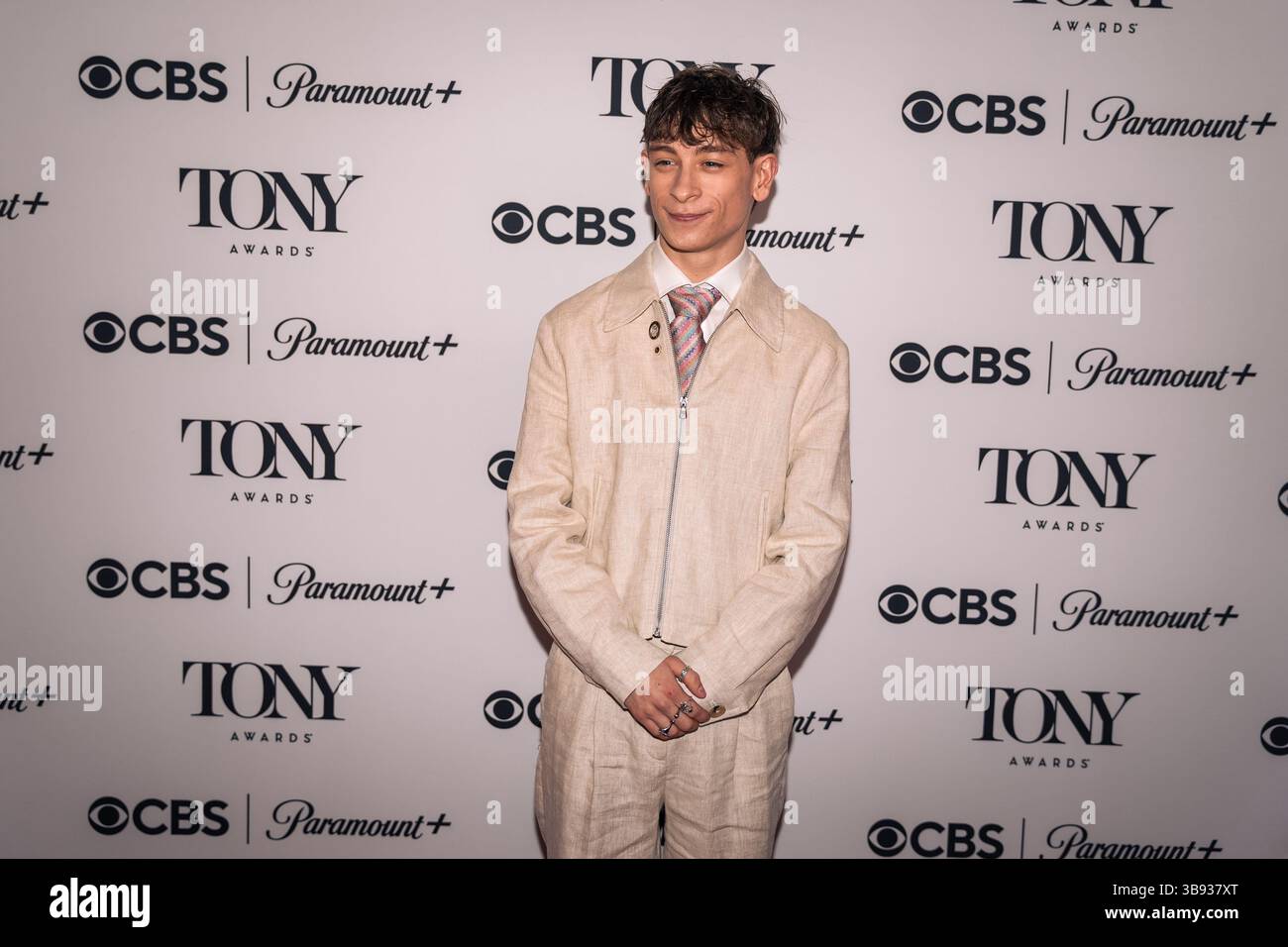 New York, Stati Uniti. 8 maggio 2025. Louis McCartney, nominato per la migliore interpretazione di un attore in un ruolo da protagonista in un'opera teatrale per il suo ruolo in "Stranger Things: The First Shadow", poses on the Tony Nominees' Red carpet on Thursday, 8 maggio 2025. Foto di Angelina Katsanis/UPI credito: UPI/Alamy Live News Foto Stock