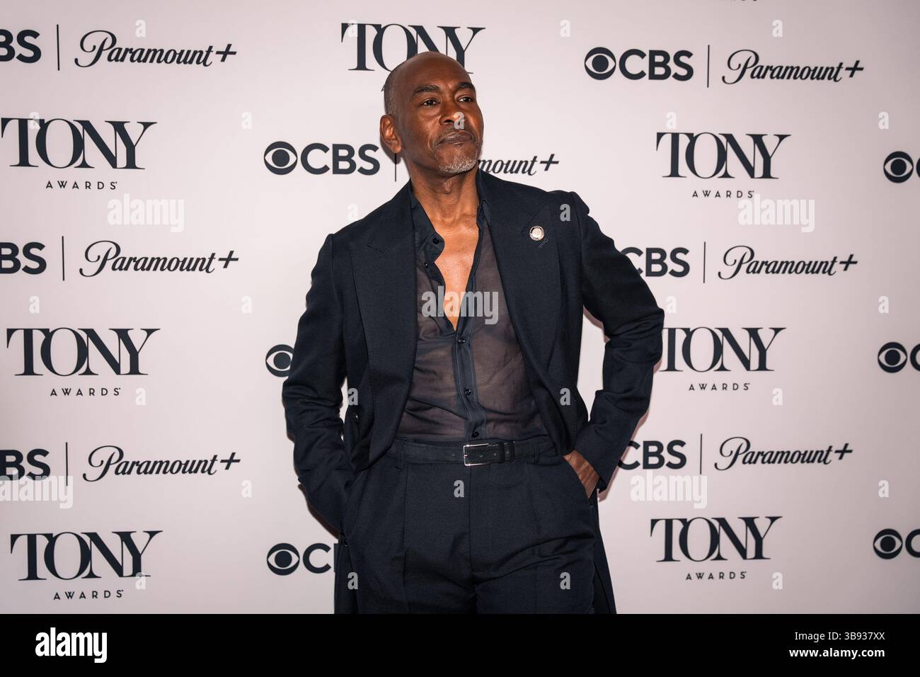 New York, Stati Uniti. 8 maggio 2025. Paul Tazewell, vincitore dell'Oscar, nominato per il miglior Costume Design di un musical per il suo lavoro in "Death Becomes Her", posa sul Red carpet dei Tony Nominees giovedì 8 maggio 2025. Foto di Angelina Katsanis/UPI credito: UPI/Alamy Live News Foto Stock