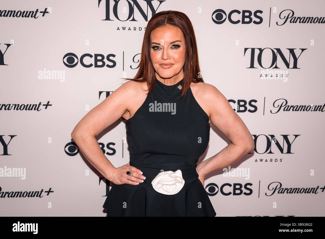 New York, Stati Uniti. 8 maggio 2025. Jennifer Simard, nominata per la migliore interpretazione di un'attrice in un ruolo da protagonista in a Musical per il suo ruolo in "Death Becomes Her", posa sul Red carpet dei Tony Nominees giovedì 8 maggio 2025. Foto di Angelina Katsanis/UPI credito: UPI/Alamy Live News Foto Stock