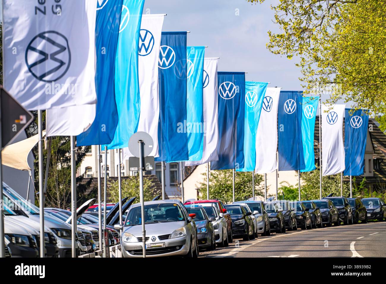 Bandiera della casa automobilistica Volkswagen, VW, presso una concessionaria VW, vetture nuove e usate, Renania settentrionale-Vestfalia, Germania, Foto Stock