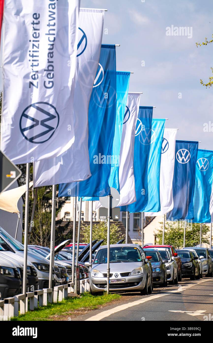 Bandiera della casa automobilistica Volkswagen, VW, presso una concessionaria VW, vetture nuove e usate, Renania settentrionale-Vestfalia, Germania, Foto Stock