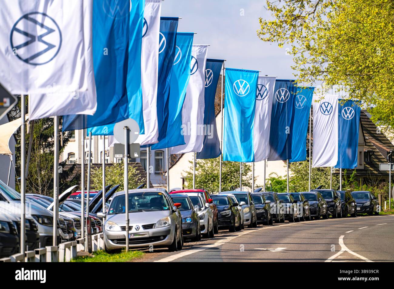 Bandiera della casa automobilistica Volkswagen, VW, presso una concessionaria VW, vetture nuove e usate, Renania settentrionale-Vestfalia, Germania, Foto Stock