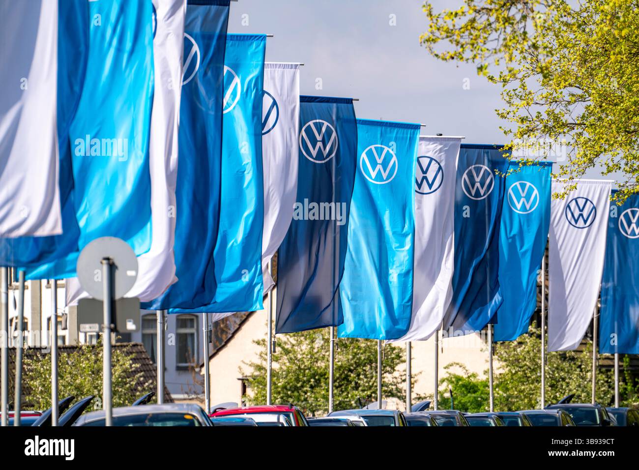 Bandiera della casa automobilistica Volkswagen, VW, presso una concessionaria VW, vetture nuove e usate, Renania settentrionale-Vestfalia, Germania, Foto Stock