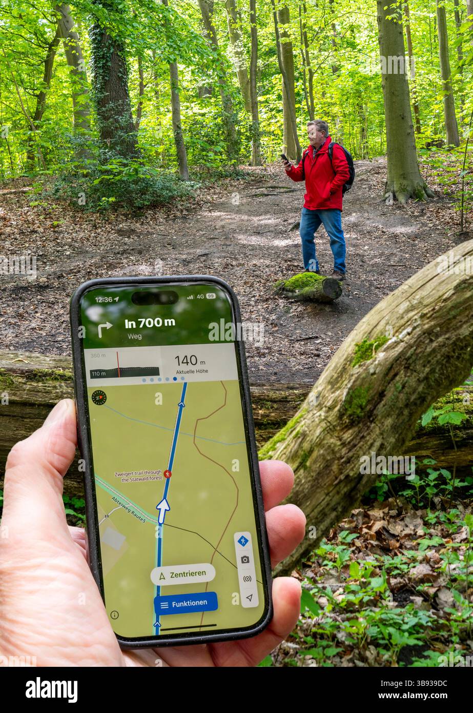 Immagine simbolica dell'escursione con smartphone e app, navigazione sui sentieri, mappa digitale dell'escursione con navigazione, app Komoot, pre-programmata Foto Stock