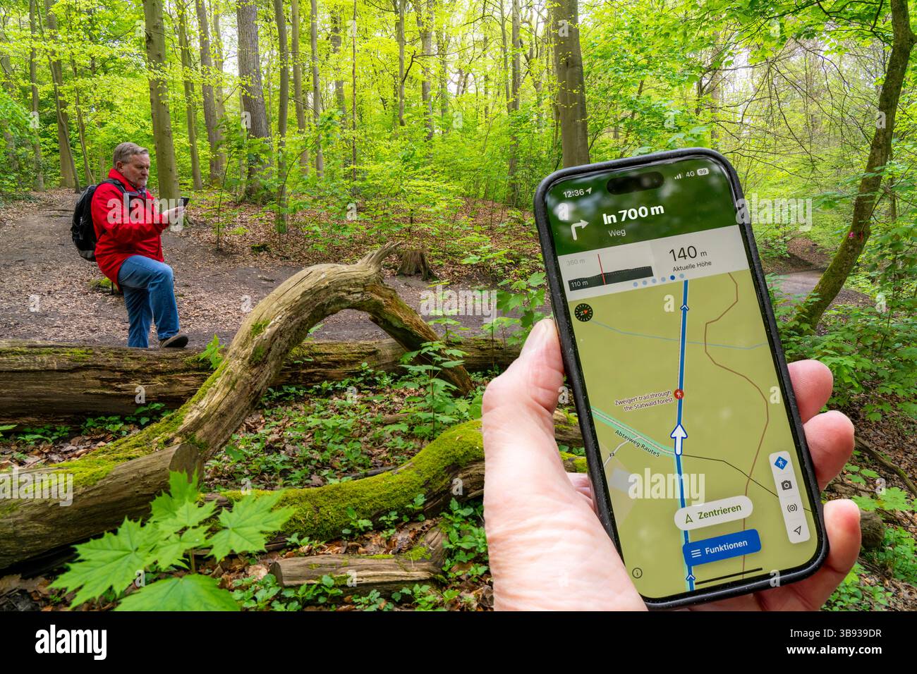 Immagine simbolica dell'escursione con smartphone e app, navigazione sui sentieri, mappa digitale dell'escursione con navigazione, app Komoot, pre-programmata Foto Stock