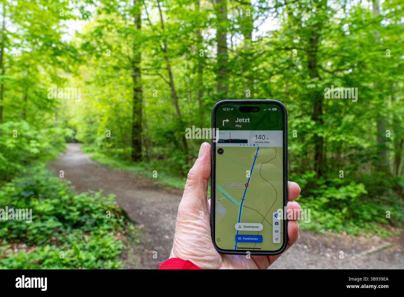 Immagine simbolica dell'escursione con smartphone e app, navigazione sui sentieri, mappa digitale dell'escursione con navigazione, app Komoot, pre-programmata Foto Stock