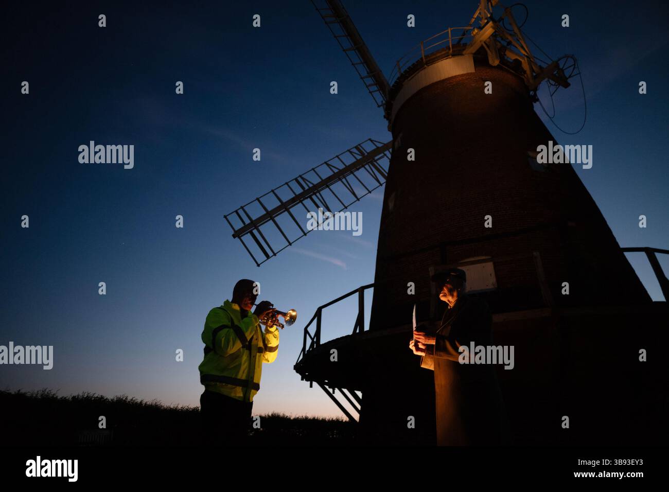 80° anniversario del VE Day commemorato a Thaxted Essex UK l'8 maggio 2025 visto qui: Tom Walker suona l'ultimo post sul suo Cornet beneth Thaxted Windmill al tramonto alle 9,30. Festeggiando la fine della seconda guerra mondiale in Europa 80 anni earlier...seen qui a Thaxted di fronte alla Guildhall del XIV secolo con residenti che cantano e Morris Men Thaxted che ballano prima di dirigersi al mulino a vento Thaxted dove è stato suonato l'ultimo post prima della cerimonia di accensione del Beacon Thaxted. Copyright di immagini di Brian Harris © NESSUN utilizzo non autorizzato senza autorizzazione Foto Stock